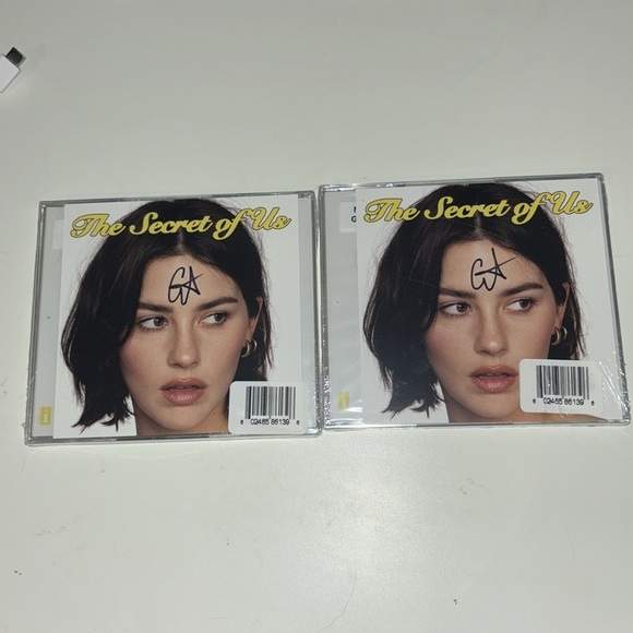 Gracie Abrams - The Secret Of Us CD with SIGNED Art Card - Picture 2 of 2
